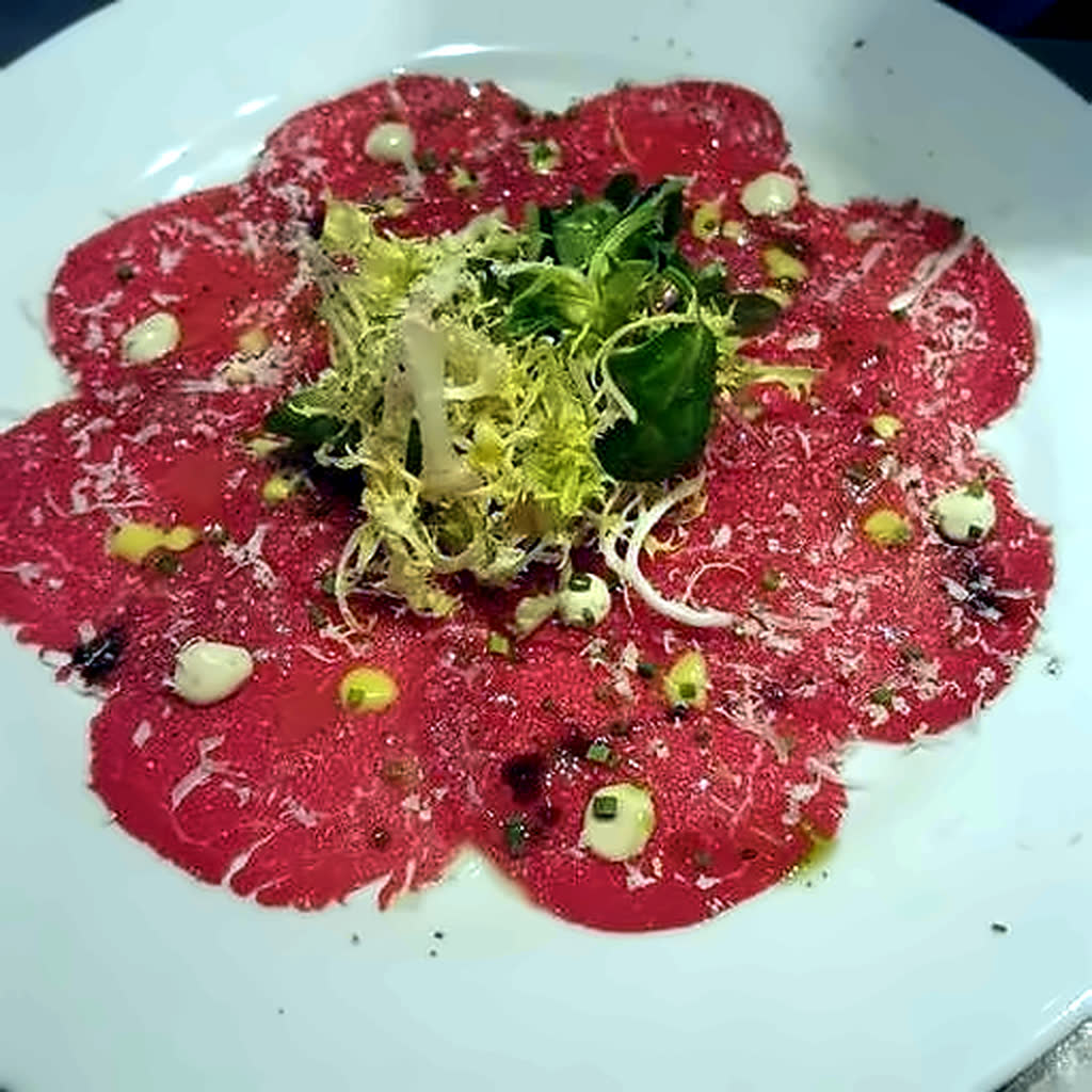 Carpaccio de bœuf, copeaux de parmesan et jeunes pousses