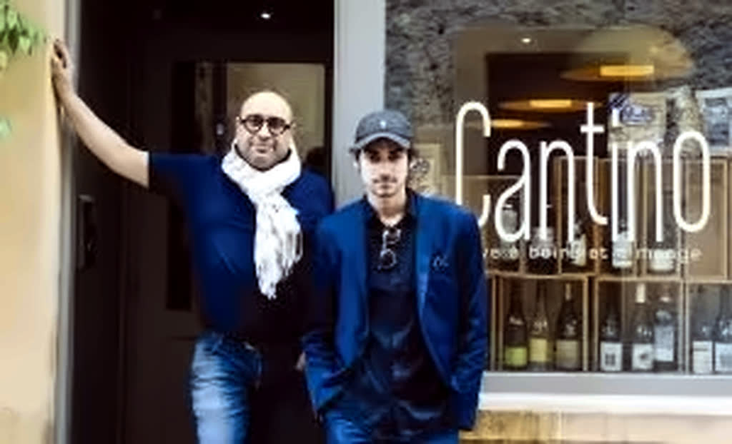 Deux hommes devant la devanture de Cantino, rue du Grand Cerf à Metz